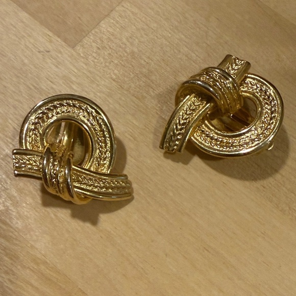 Jewelry - Vintage Gold Knot Clip On Earrings